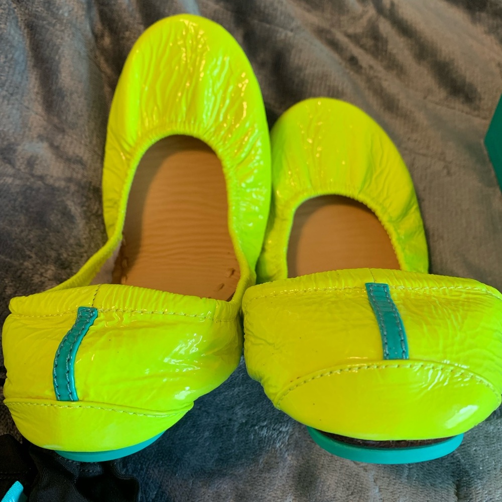 New In Box Women’s Tieks Unmellow Yellow size 7 - Picture 4 of 6